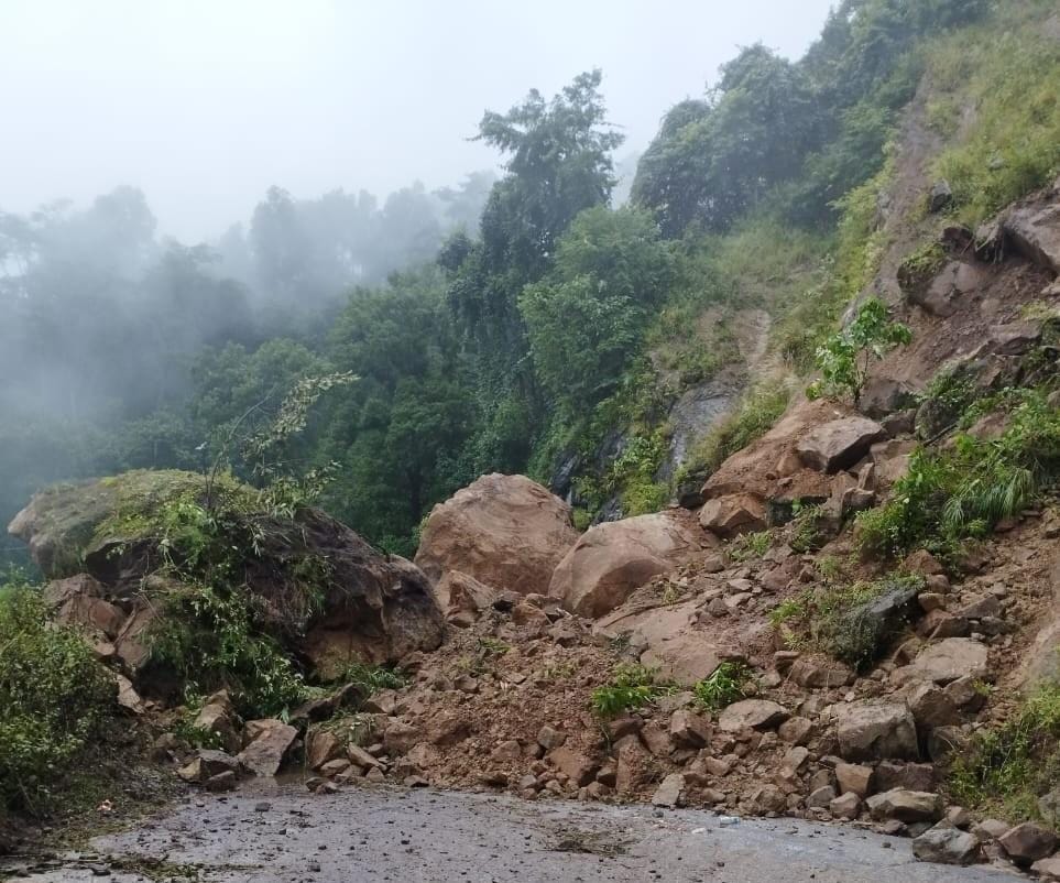 वर्षा र पहिरोले देशभरका एक दर्जन सडक प्रभावित, नौ राजमार्ग पूर्ण रूपमा अवरुद्ध